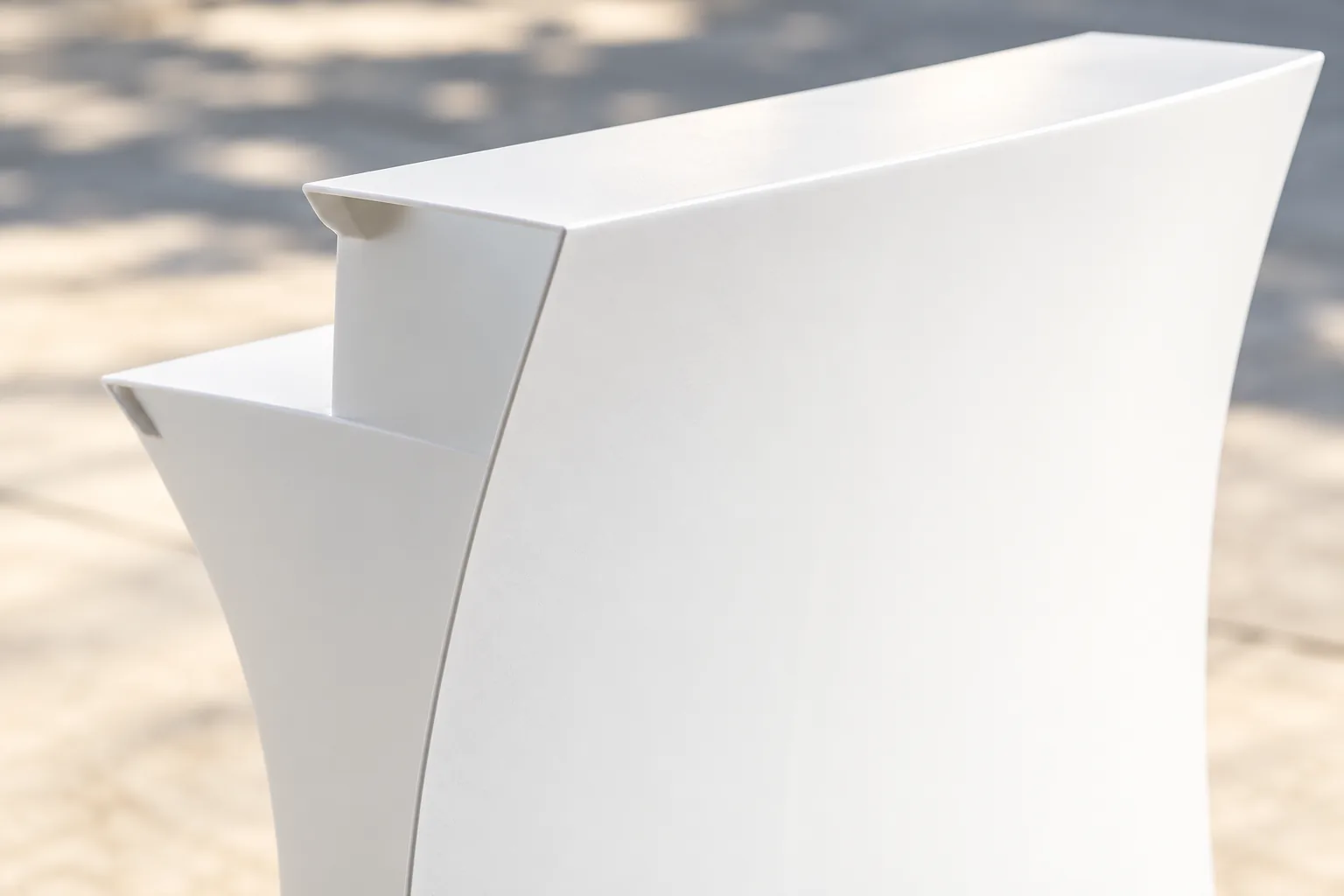 Curved front of the FLUX BAR COUNTER